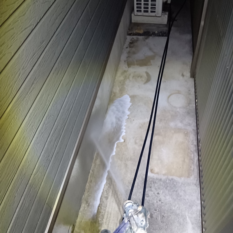 建物の外周に防蟻剤を散布