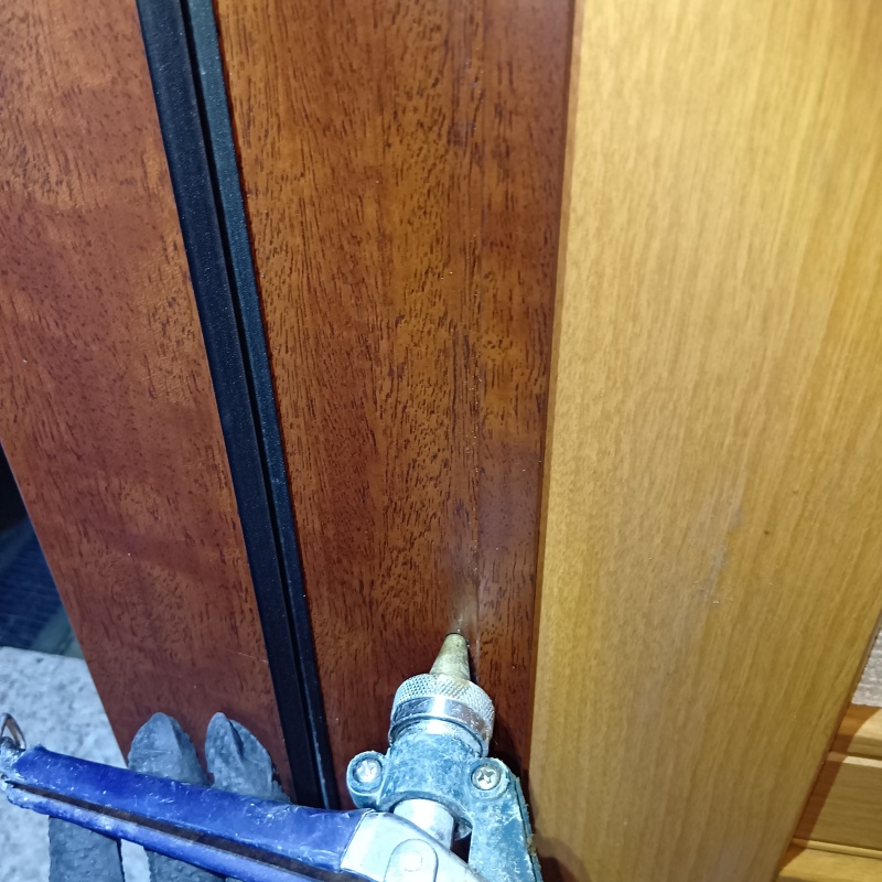 柱に穴を開けて防蟻剤を注入