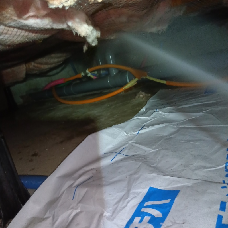 床下の木材にシロアリ駆除剤を散布