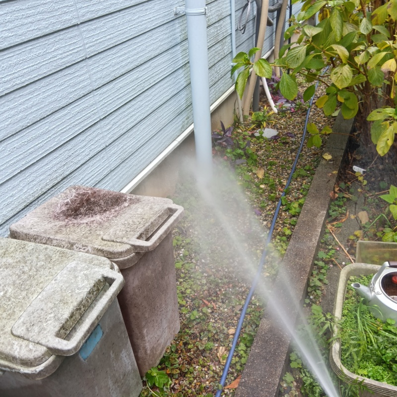 建物の基礎付近にシロアリ駆除剤を散布