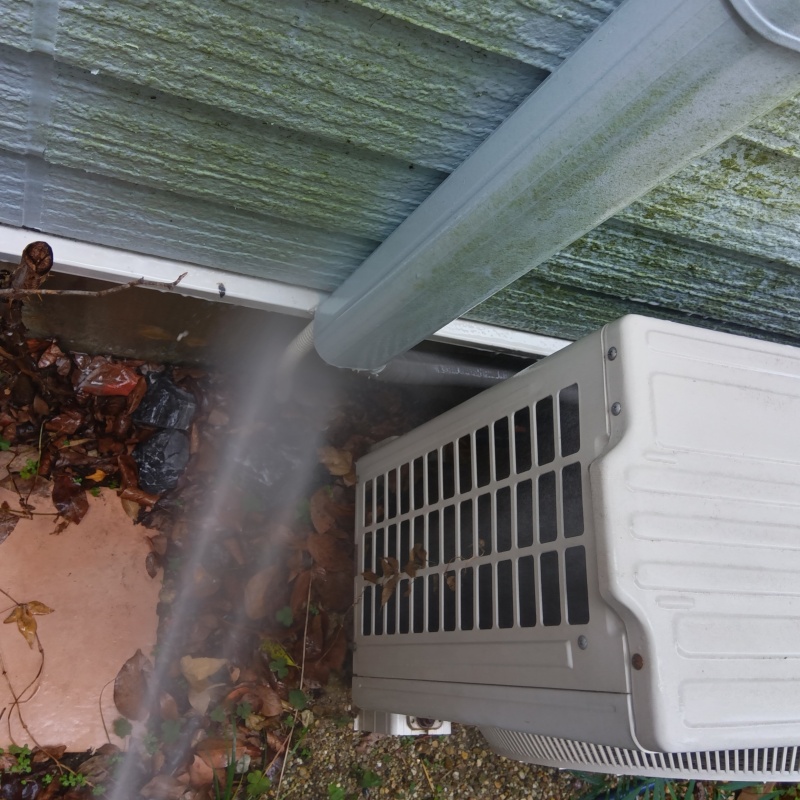 建物外周にシロアリ駆除剤を散布