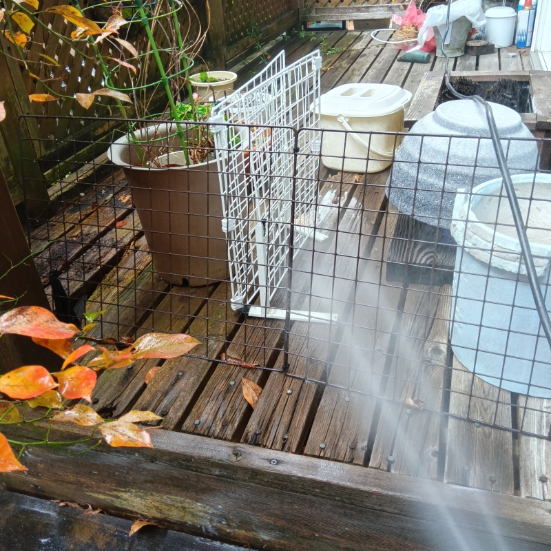 ウッドデッキにシロアリ駆除剤を散布