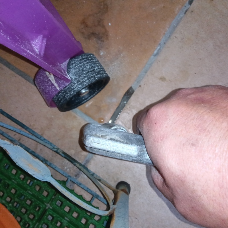 床に穴を開けてシロアリ駆除剤を注入