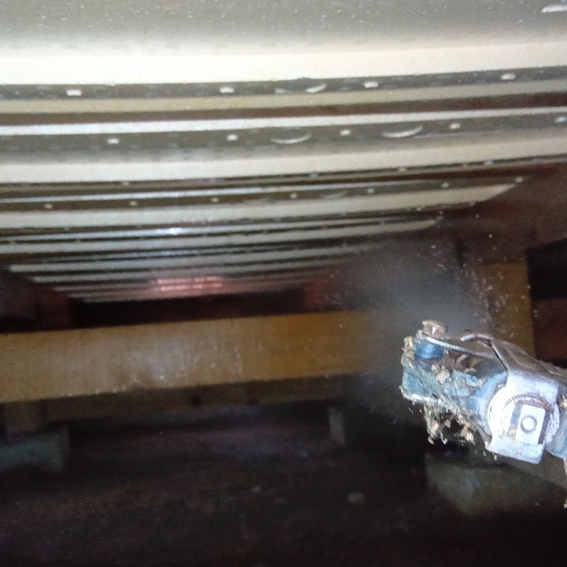 床下の木材に防蟻剤を散布