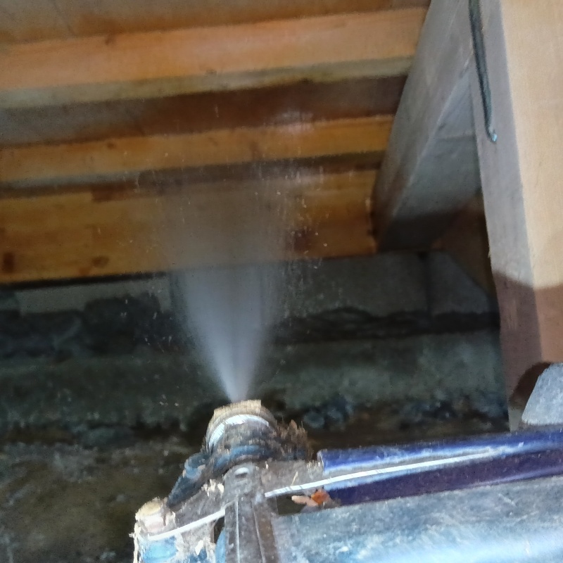 床下の木材に防蟻剤を散布