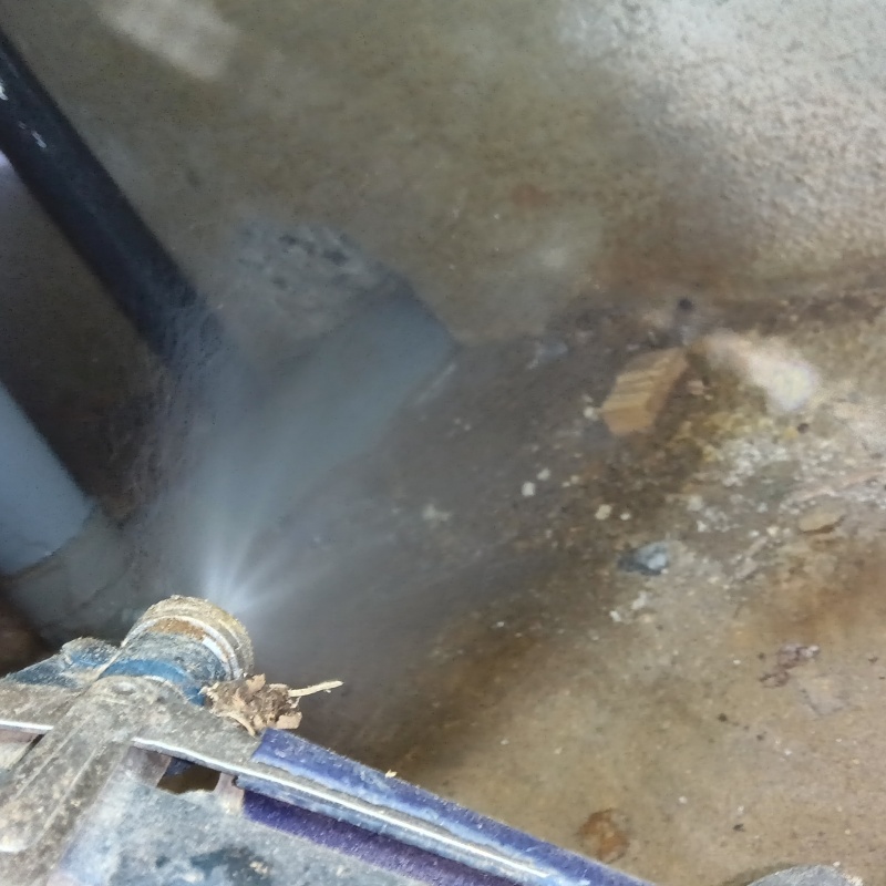 床下の土壌に防蟻剤を散布