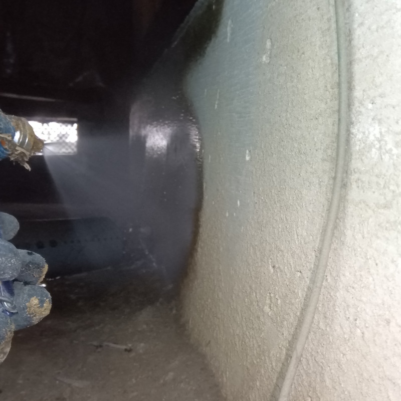 土台付近に防蟻剤を散布