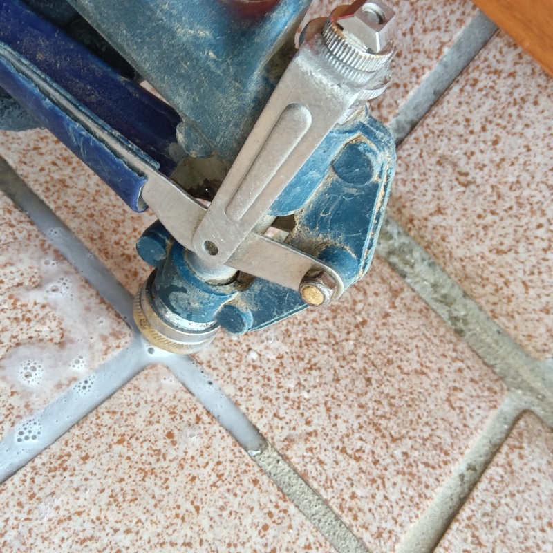 床に穴を開けて防蟻剤を注入