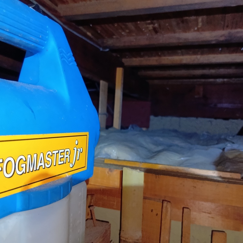 屋根裏を除菌・消臭している様子