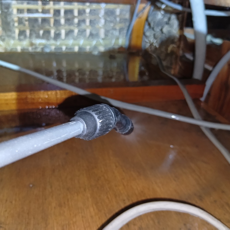 殺虫剤を屋根裏に散布