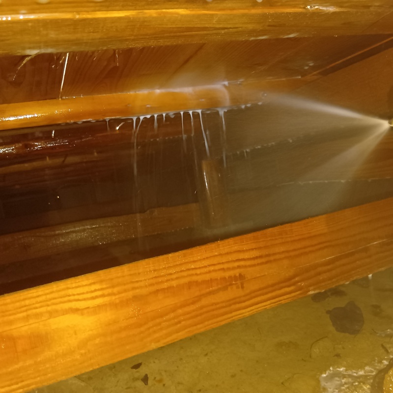 床下の木材にシロアリ駆除剤を散布