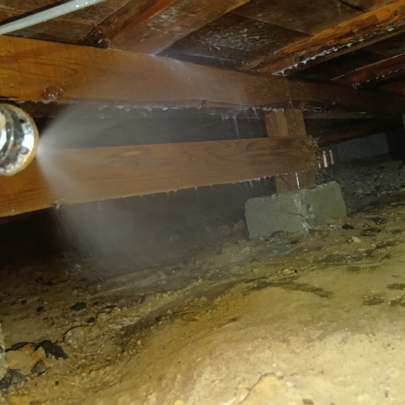 床下の土壌にシロアリ駆除剤を散布