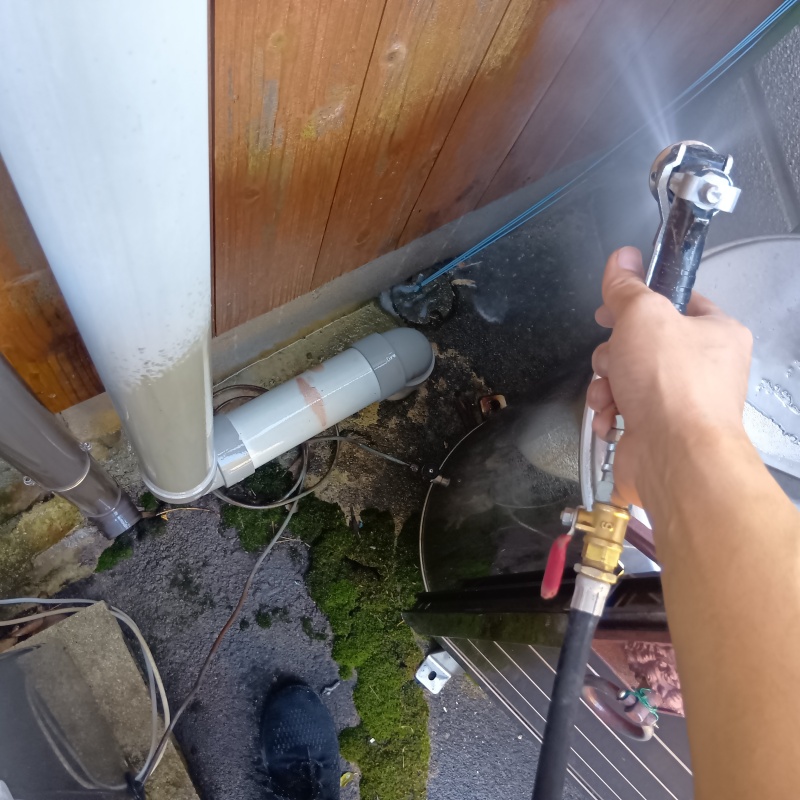 建物の外周にシロアリ駆除剤を散布