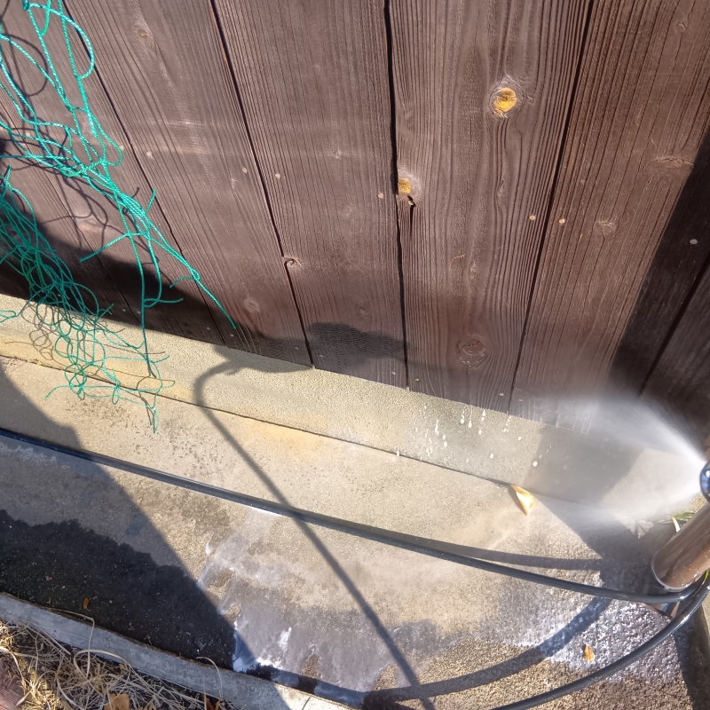 建物の外周にシロアリ駆除剤を散布