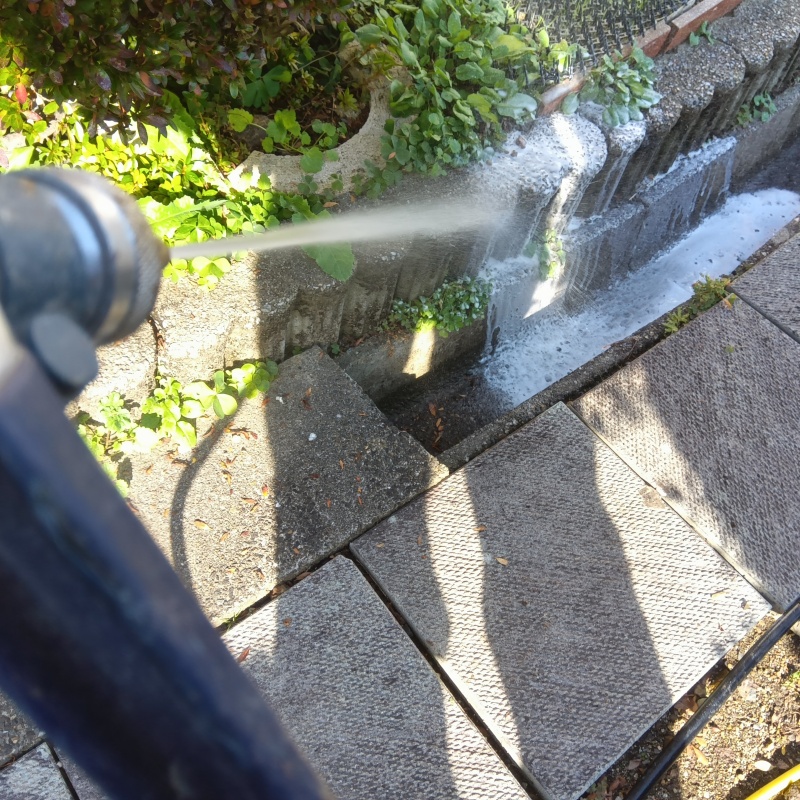 建物の外周にシロアリ駆除剤を散布