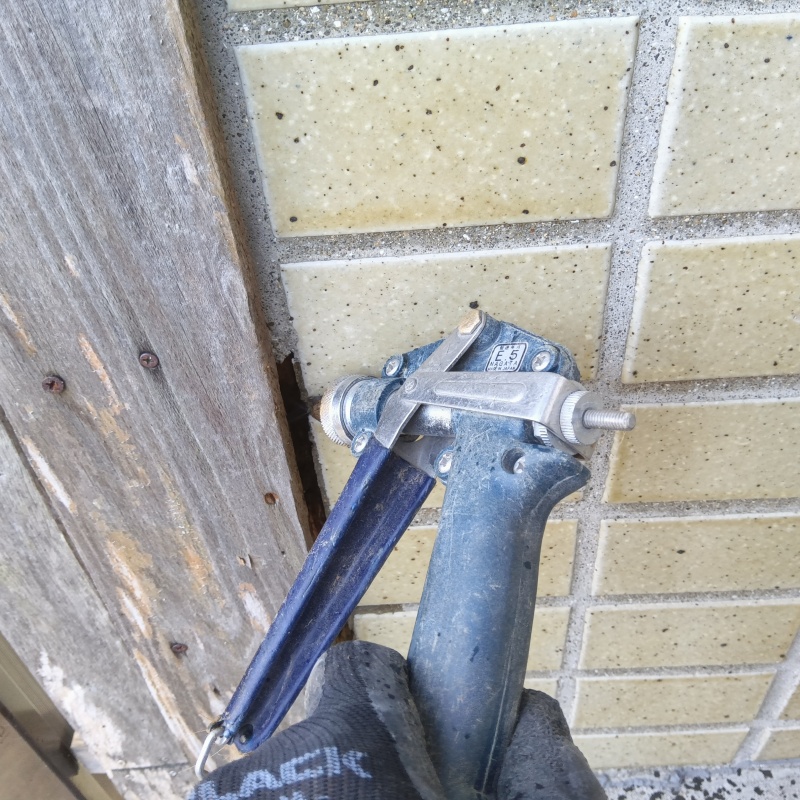 柱に穴を開けてシロアリ駆除剤を注入