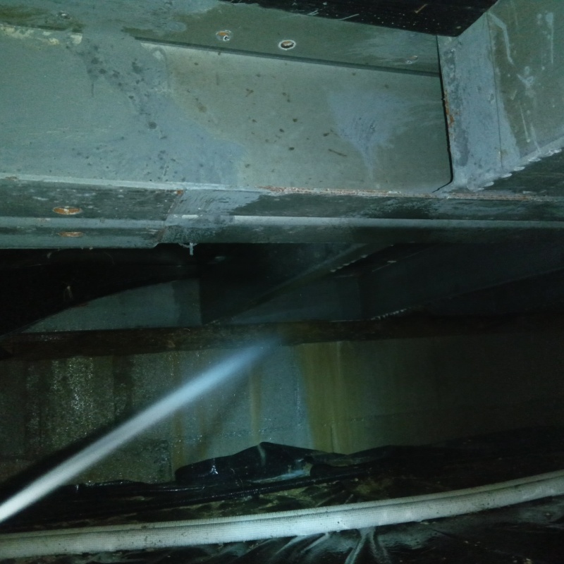 床下の建材に防蟻剤を散布