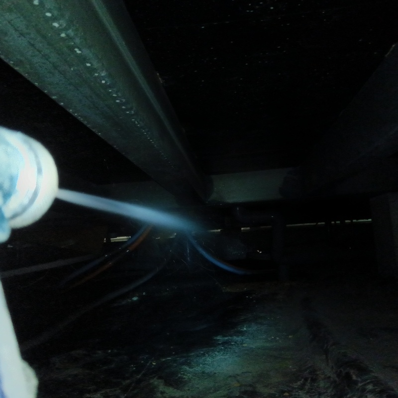 床下の地面に防蟻剤を散布