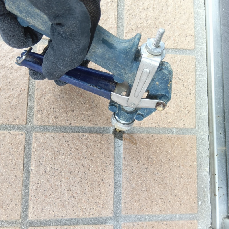 床に穴を開けて防蟻剤を注入