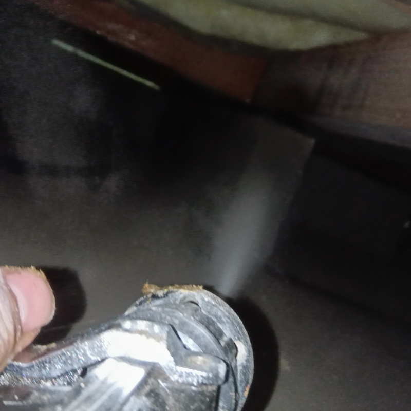 床下の木材にシロアリ駆除剤を散布