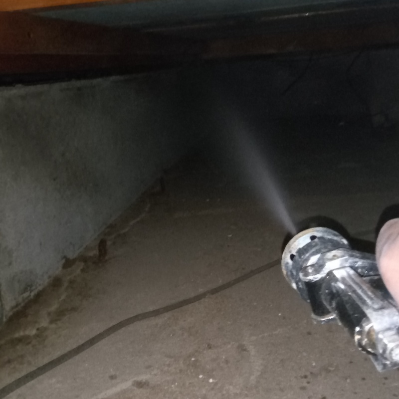 床下の木材にシロアリ駆除剤を散布