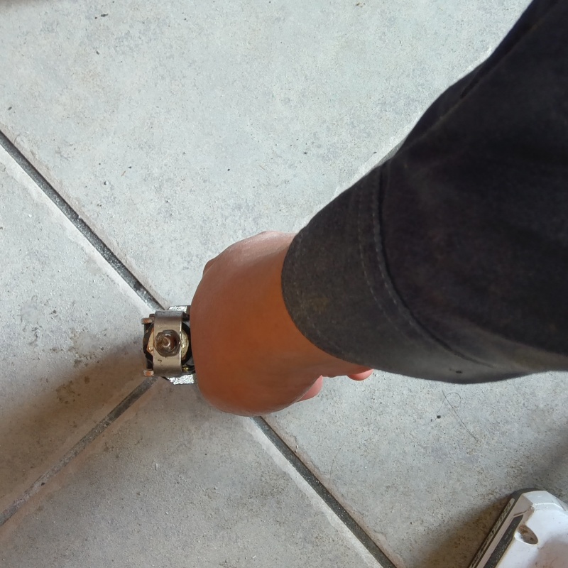 床に穴を開けてシロアリ駆除剤を注入