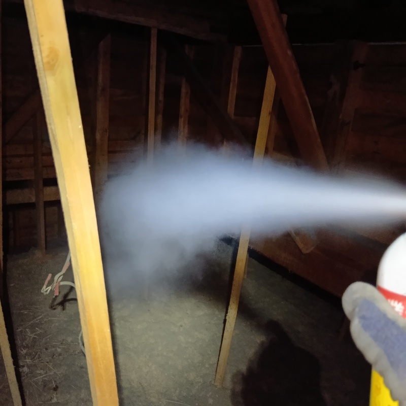 屋根裏に忌避剤を散布