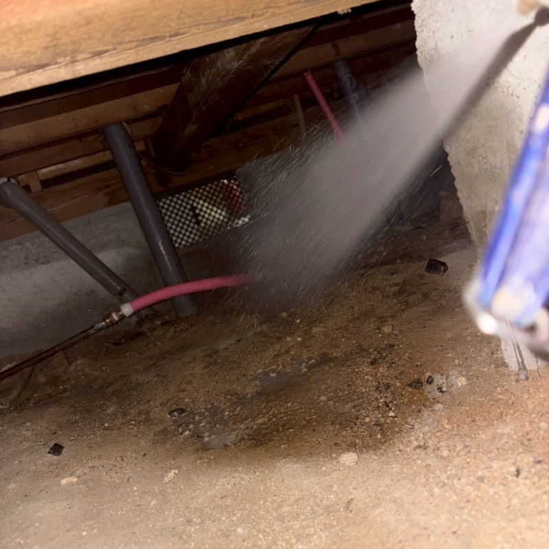 床下の土壌にシロアリ駆除剤を散布