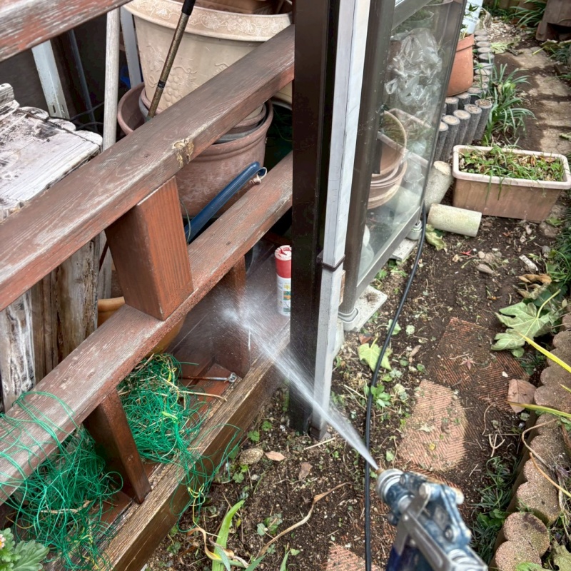 建物外周にシロアリ駆除剤を散布