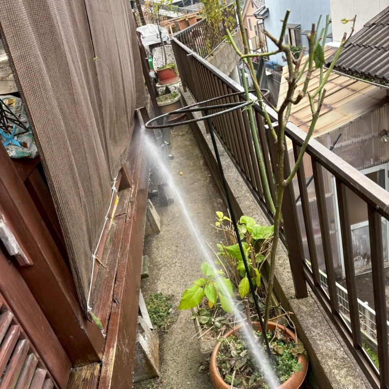 建物外周にシロアリ駆除剤を散布