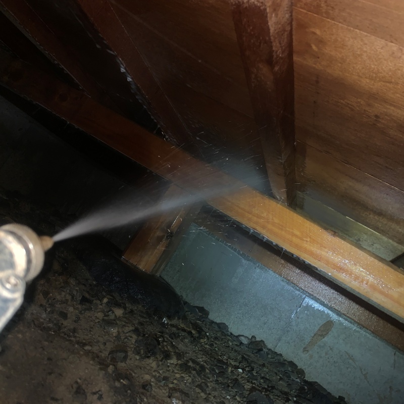 床下の木材にシロアリ駆除剤を散布