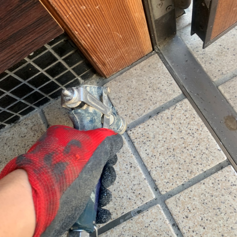 床に穴を開けてシロアリ駆除剤を注入