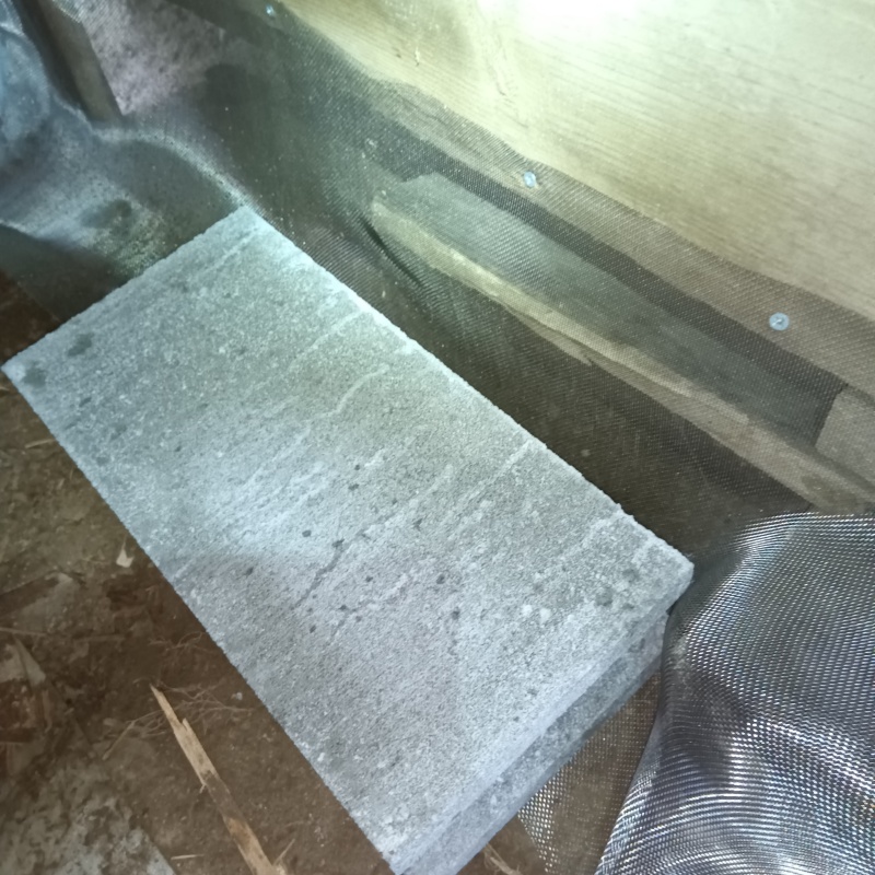 金網で侵入経路を封鎖