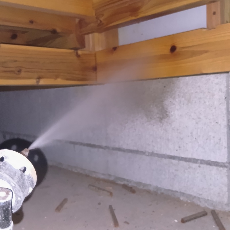 床下の木材に防蟻剤を散布