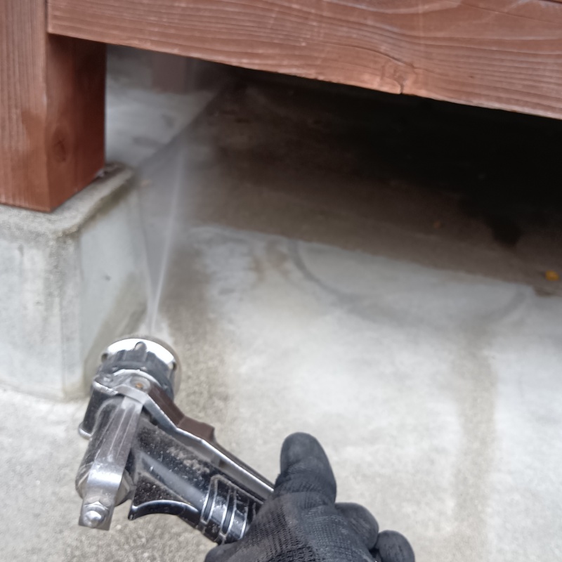 床下の土台付近に防蟻剤を散布