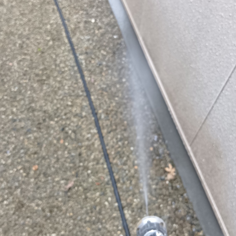 建物の基礎付近に防蟻剤を散布