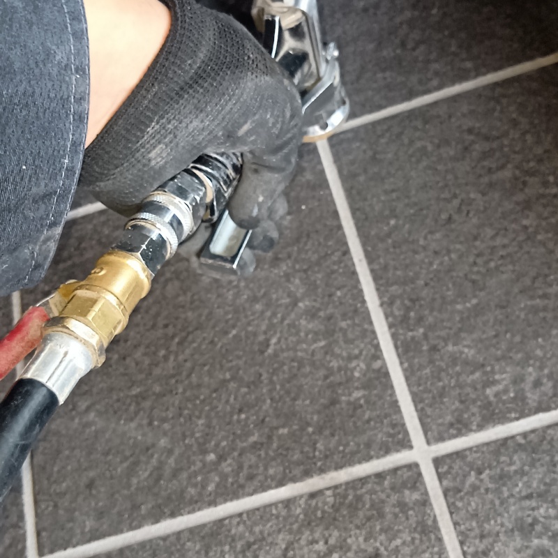 床に穴を開けて防蟻剤を散布