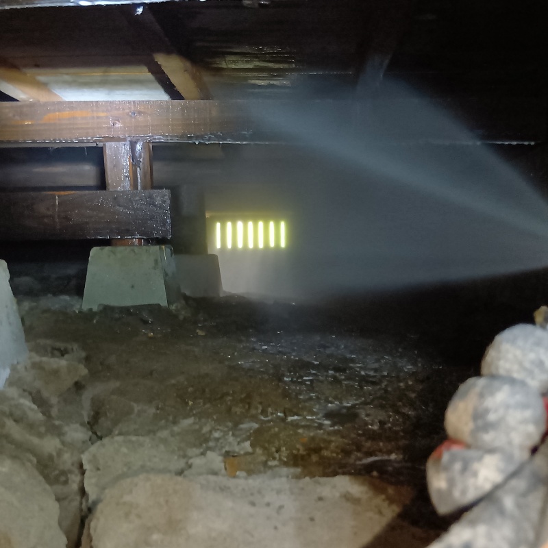 床下の木材に防蟻剤を散布