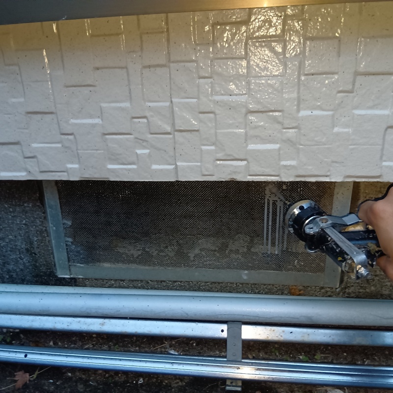 床下換気口から防蟻剤を散布