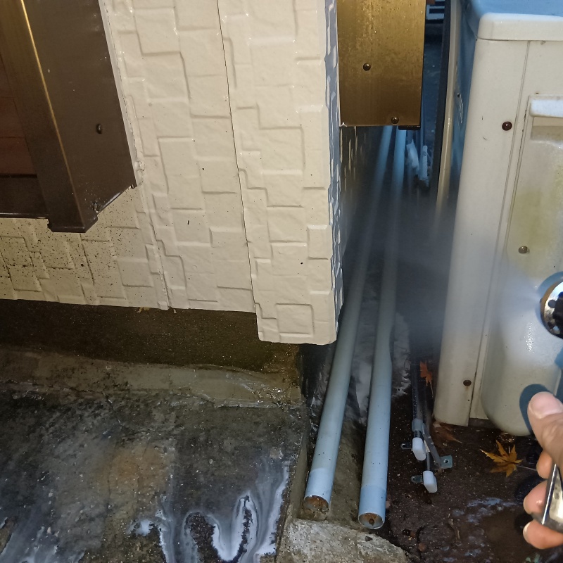 建物の外周に防蟻剤を散布