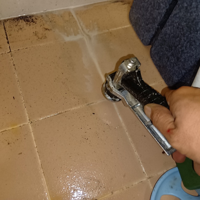 浴室の床に穴を開けて防蟻剤を注入