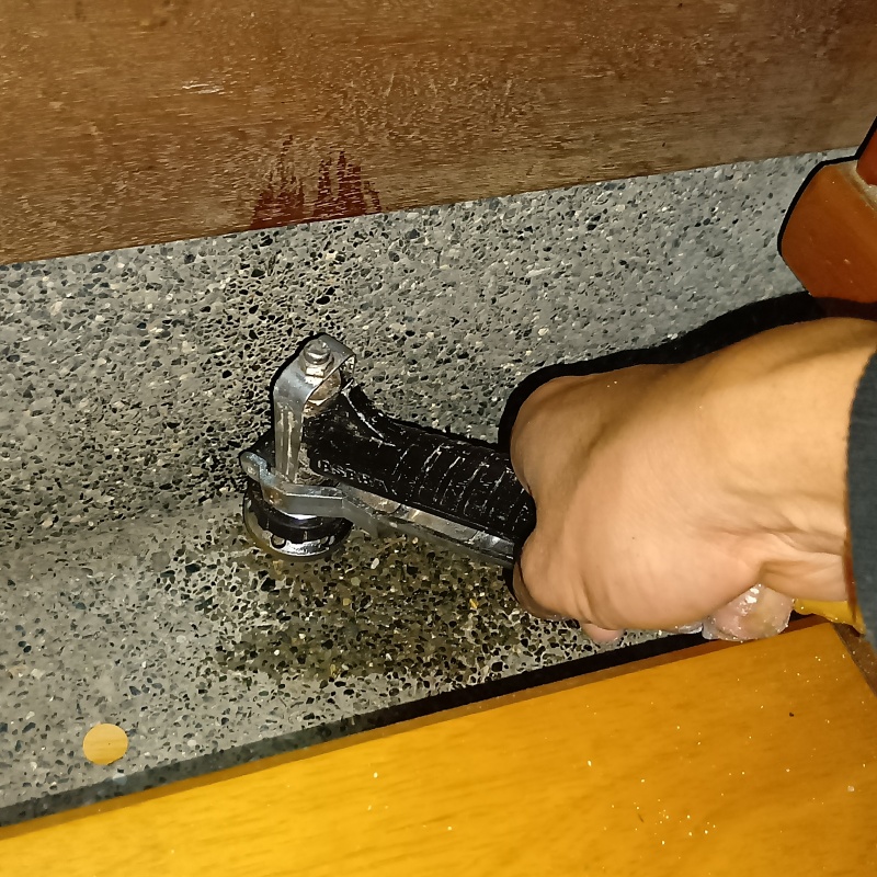 土間の木部に穴を開けて防蟻剤を注入