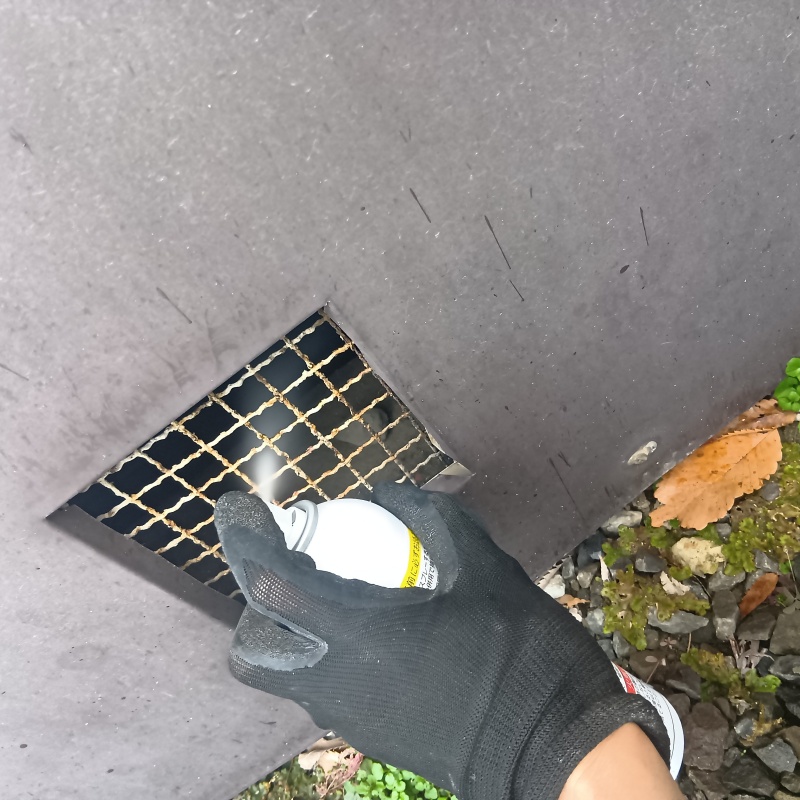 床下換気口に忌避剤を散布