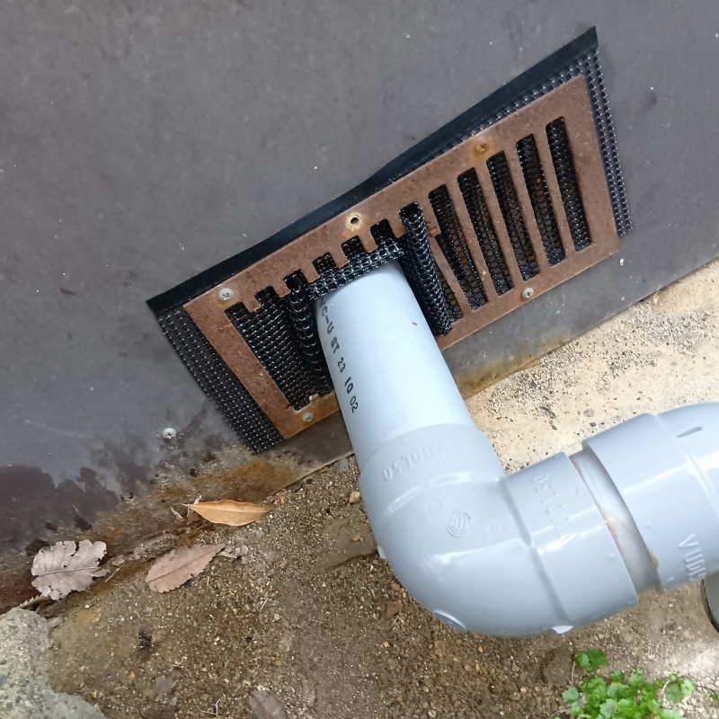 金網で侵入経路を封鎖