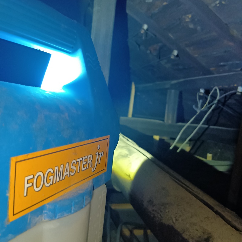 噴霧器で除菌・消臭している様子