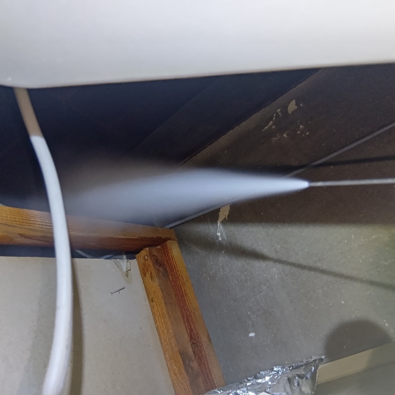 忌避剤を散布している様子