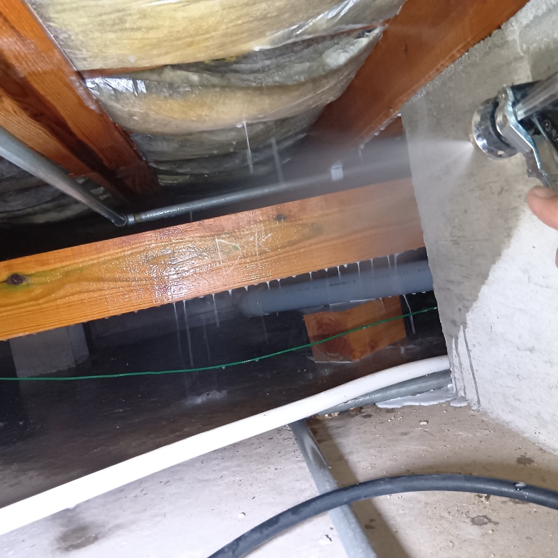 床下の木材に防蟻剤を散布