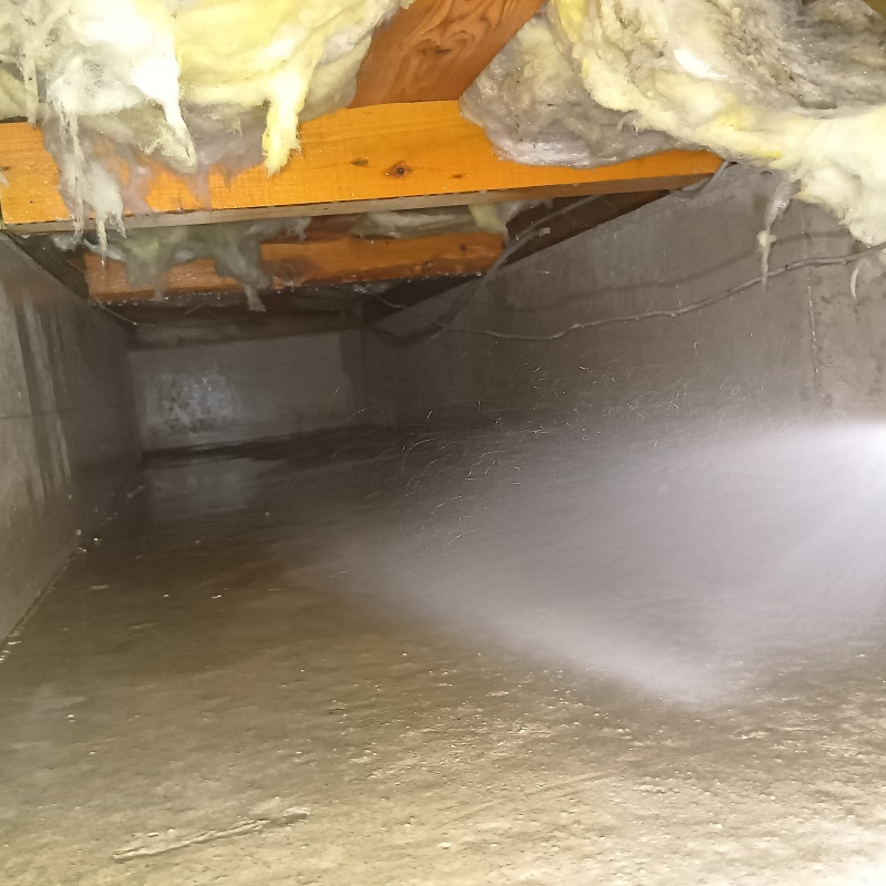 床下の土壌に防蟻剤を散布