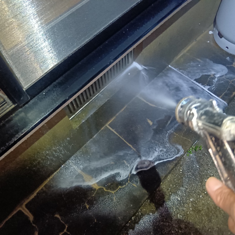 建物の外周に防蟻剤を散布