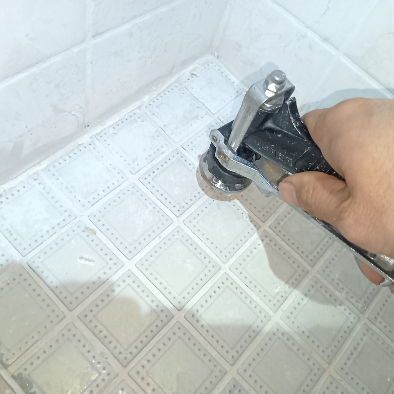 浴室の床に穴を開けて防蟻剤を注入